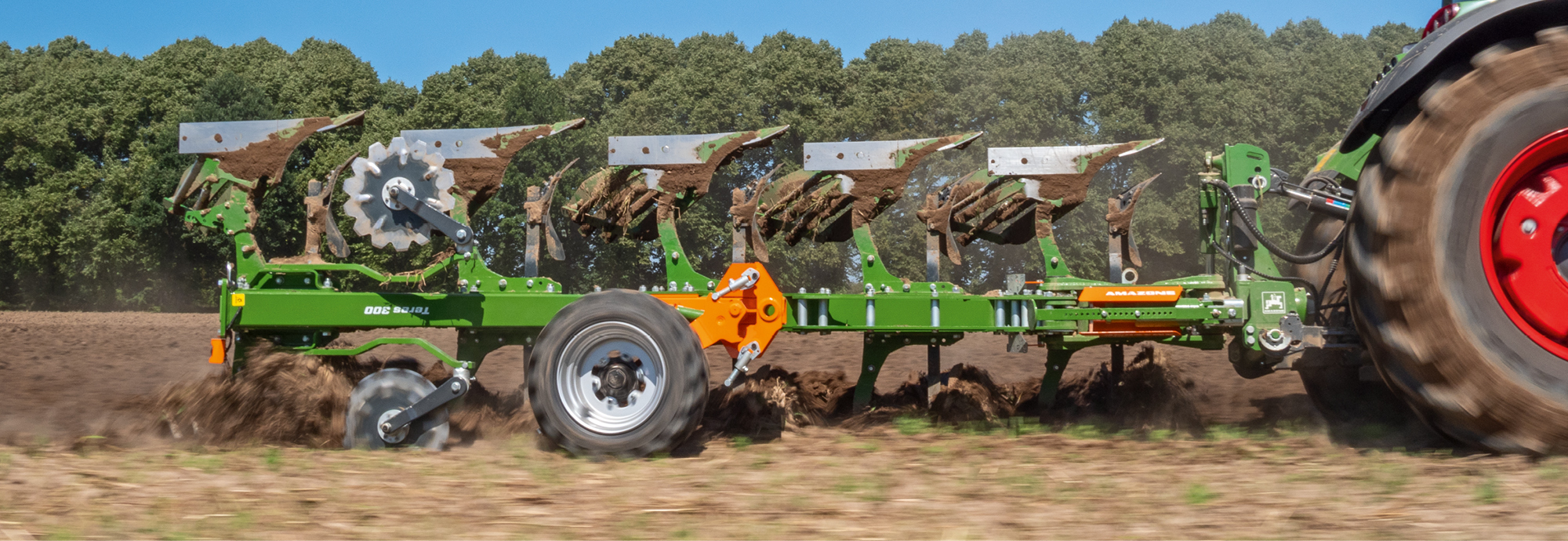 Teres 300 with side-mounted support wheel for optimum ploughing at the hedge side 
